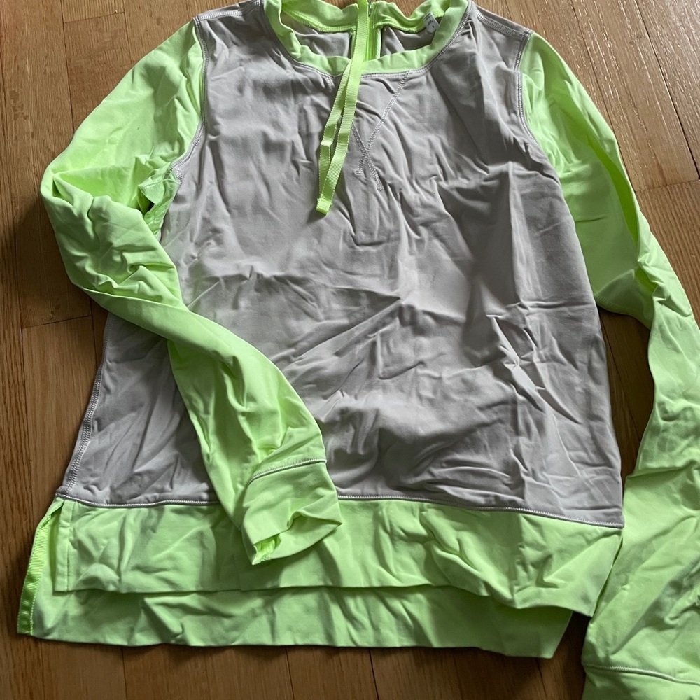 Lululemon size 4 NWOT top